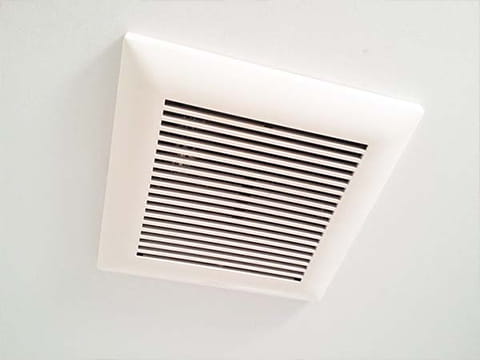 写真：浴室クリーニング作業手順4.照明・換気扇・天井を清掃
