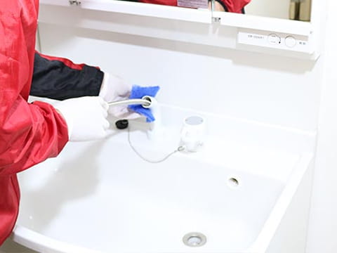 写真：洗面所クリーニング作業手順2.洗面ボウル・蛇口の清掃