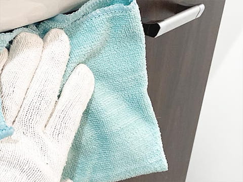 写真：洗面所クリーニング作業手順3.収納器具の清掃<